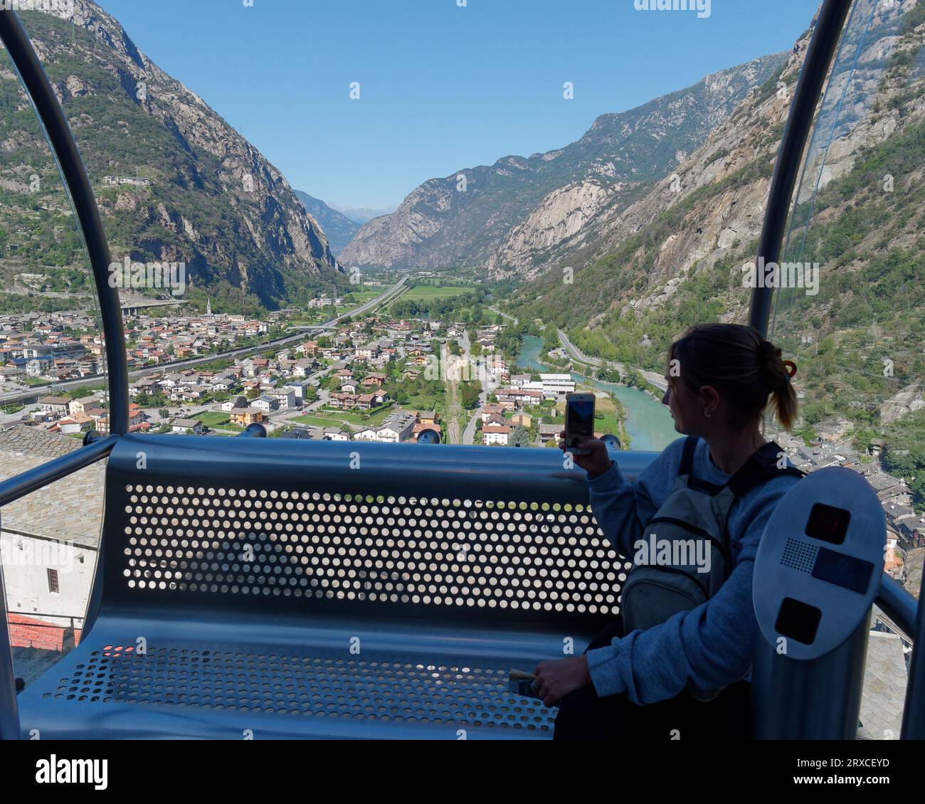 Besucher in der Seilbahn in Forte di Bard (Fort of Bard) mit Blick auf den Dora Baltea River, Aostatal Region NW Italien, 24. September 2023 Stockfoto