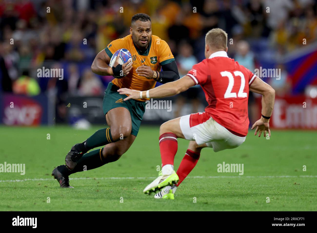 Australiens Samu Kerevi (links) und Wales Gareth Anscombe kämpfen um den Ball während der Rugby-Weltmeisterschaft 2023, Pool C Match im OL Stadium in Lyon, Frankreich. Bilddatum: Sonntag, 24. September 2023. Stockfoto