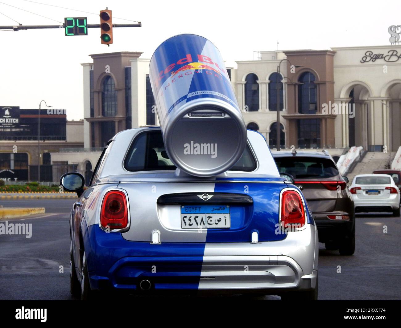 Kairo, Ägypten, 20. September 2023: Ein kleiner MINI Cooper mit einer großen Red Bull Dose auf der Rückseite, Red Bull MINI's wurden auf der ganzen Welt als Promo verwendet Stockfoto