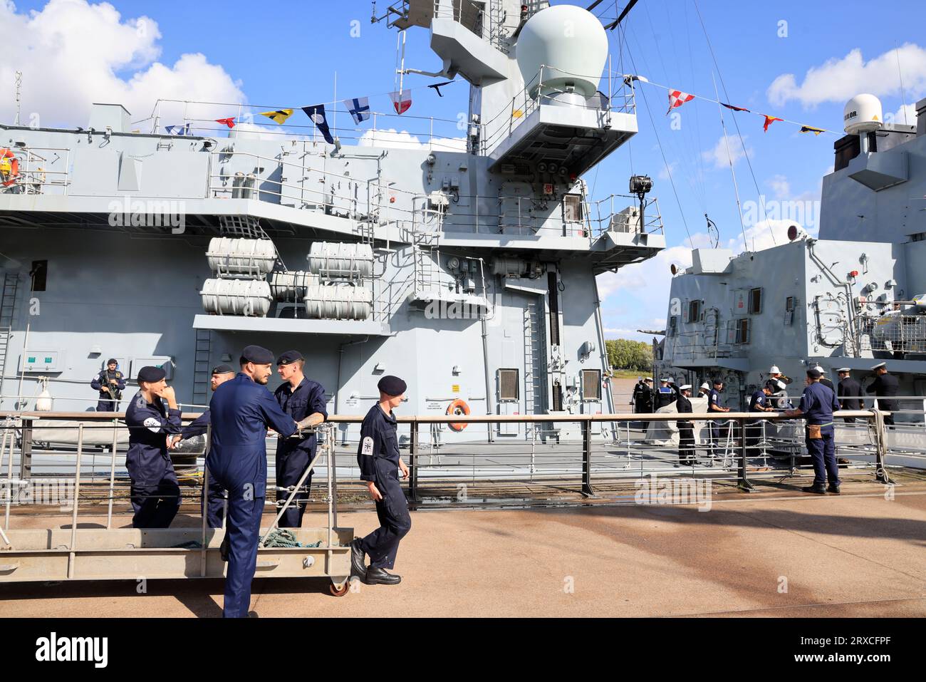 Bordeaux, Frankreich. September 2023. Besuch von König Karl III. Und Königin Camilla in Bordeaux am 22. September 2023. Das Kriegsschiff der Royal Navy, HMS Iron Duke, erhielt König Karl III. Und Königin Camilla an Bord. Bordeaux, Gironde, Frankreich, Europa. Foto: Hugo Martin / Alamy Live News. Stockfoto