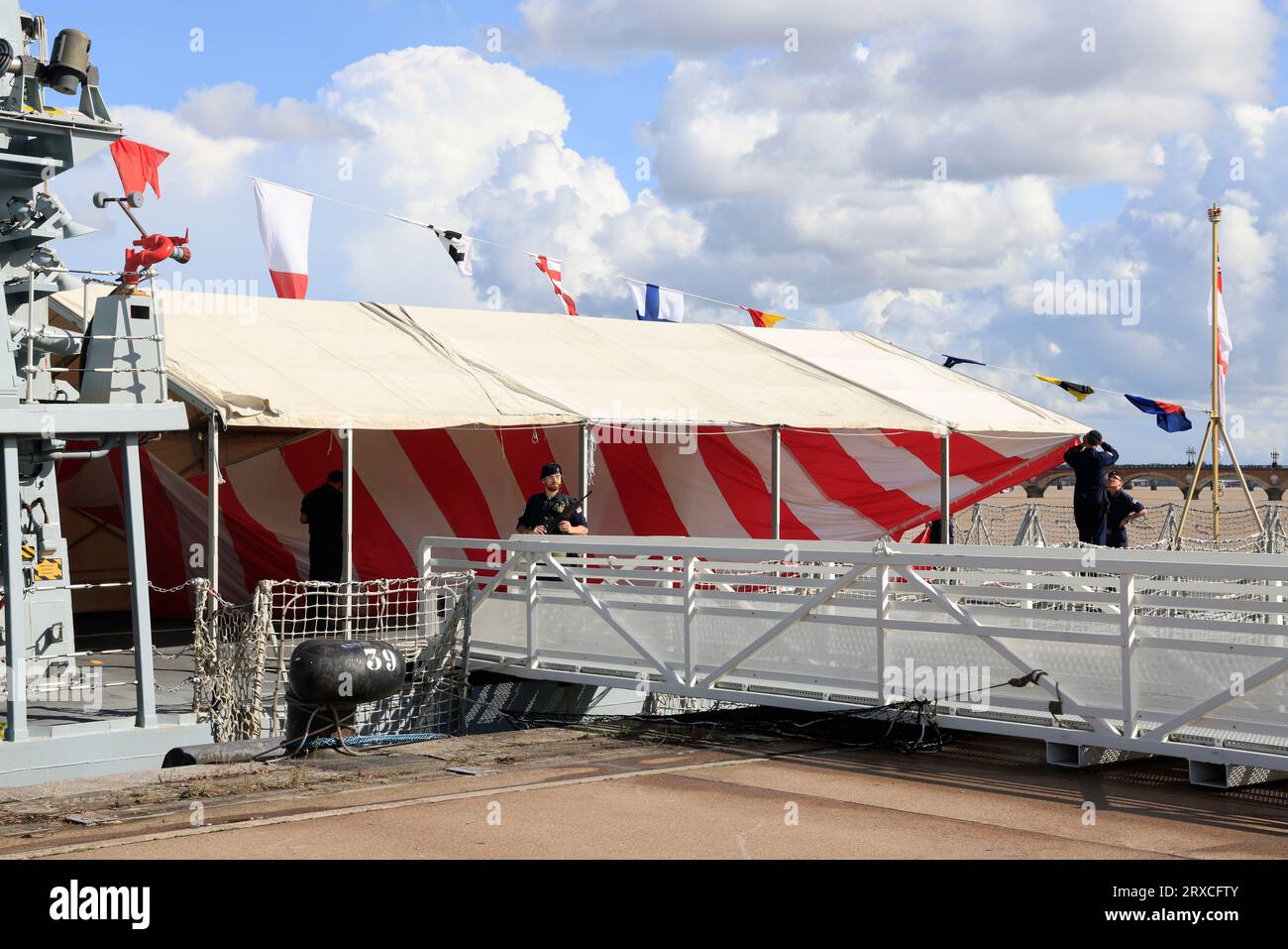 Bordeaux, Frankreich. September 2023. Besuch von König Karl III. Und Königin Camilla in Bordeaux am 22. September 2023. Das Kriegsschiff der Royal Navy, HMS Iron Duke, erhielt König Karl III. Und Königin Camilla an Bord. Bordeaux, Gironde, Frankreich, Europa. Foto: Hugo Martin / Alamy Live News. Stockfoto