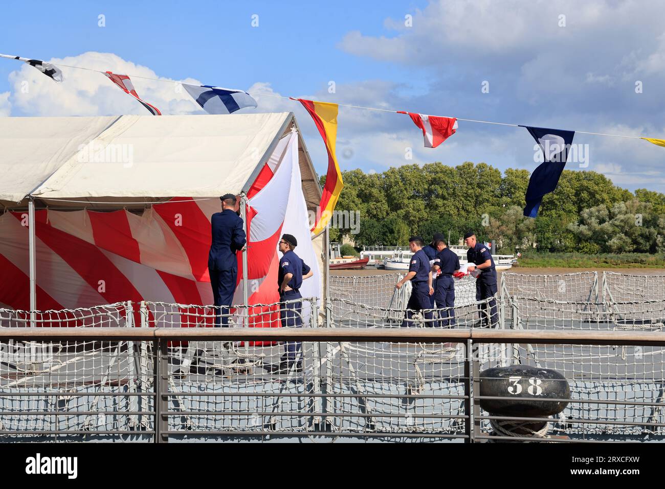 Bordeaux, Frankreich. September 2023. Besuch von König Karl III. Und Königin Camilla in Bordeaux am 22. September 2023. Das Kriegsschiff der Royal Navy, HMS Iron Duke, erhielt König Karl III. Und Königin Camilla an Bord. Bordeaux, Gironde, Frankreich, Europa. Foto: Hugo Martin / Alamy Live News. Stockfoto