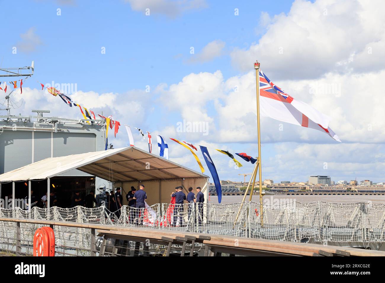 Bordeaux, Frankreich. September 2023. Besuch von König Karl III. Und Königin Camilla in Bordeaux am 22. September 2023. Das Kriegsschiff der Royal Navy, HMS Iron Duke, erhielt König Karl III. Und Königin Camilla an Bord. Bordeaux, Gironde, Frankreich, Europa. Foto: Hugo Martin / Alamy Live News. Stockfoto