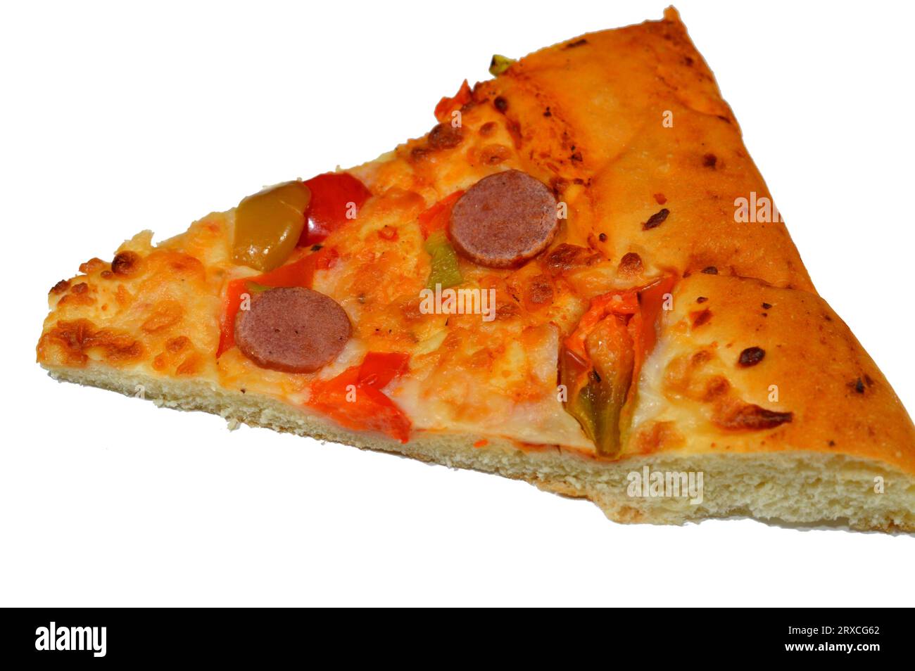 Käse-Fougasse-Brot mit grünen Paprikasscheiben, Käse und geschnittener Wurst, die im Ofen gebacken werden, ist eine typische Brotsorte Stockfoto