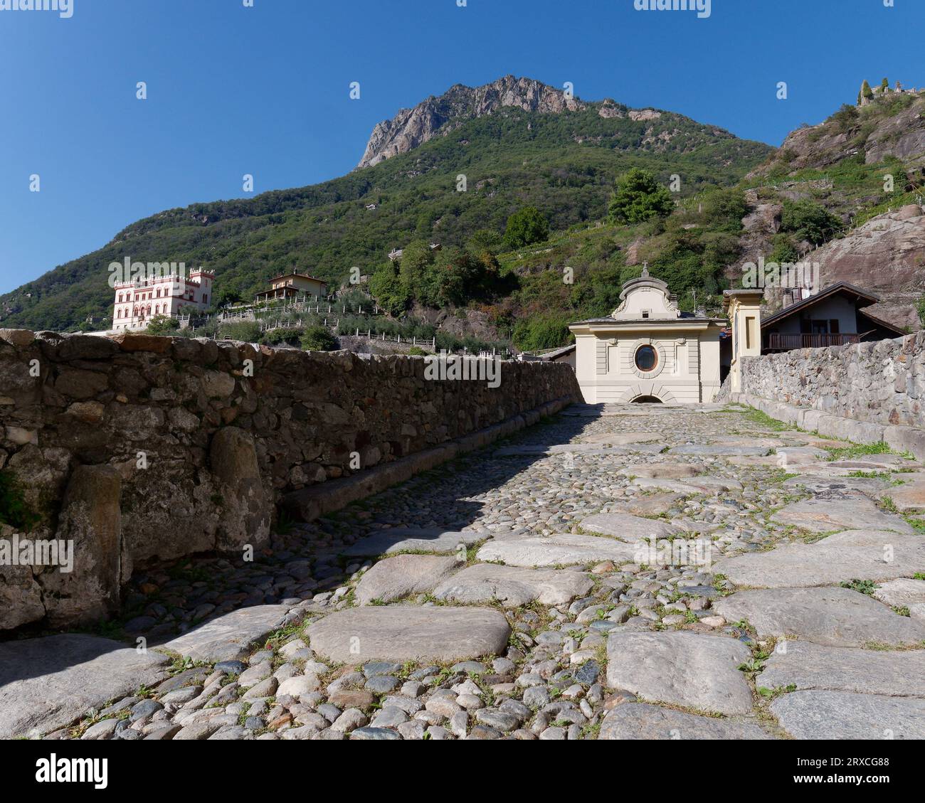 Pont-Saint-Martin eine römische Brücke in der Stadt benannt nach der Brücke im Aostatal NW Italien, 24. September 2023 Stockfoto