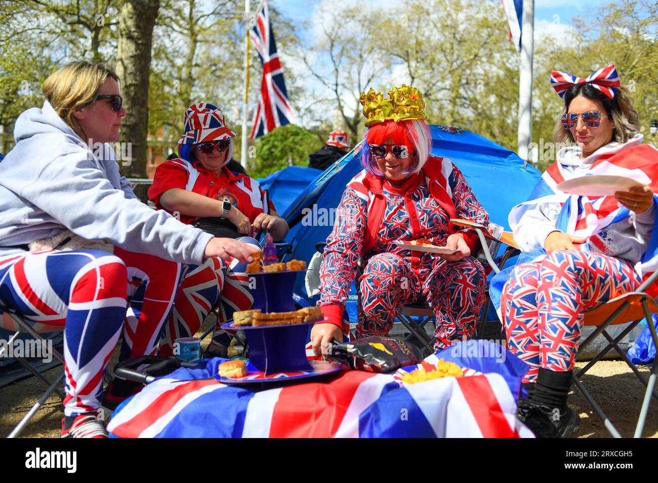 Eine Gruppe von Damen veranstaltet eine Teeparty neben ihren Zelten, nachdem sie sich einen Platz in der ersten Reihe in der Mall London England für die Krönung von König Charles gesichert haben. Stockfoto