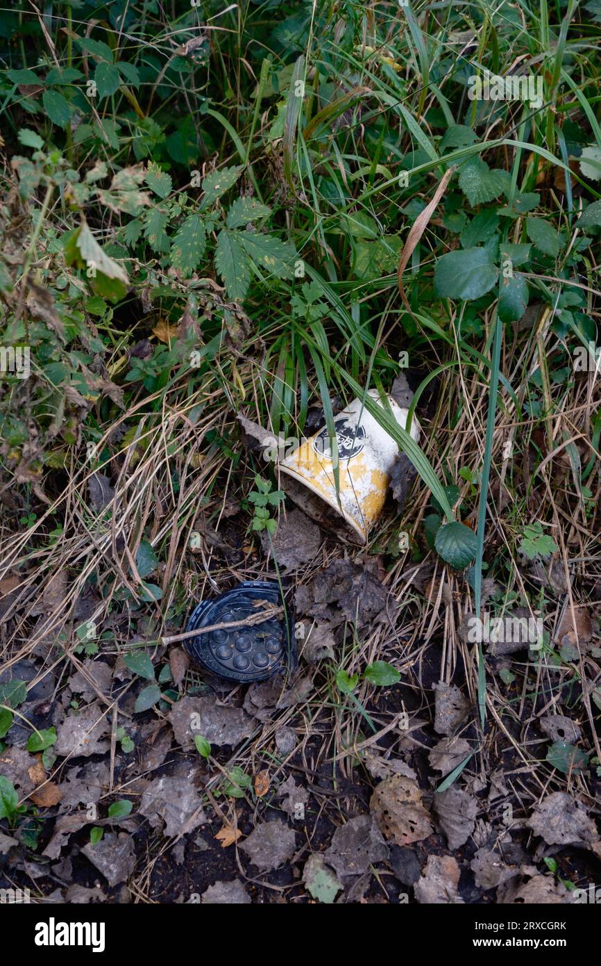 Eine McDonald's Kaffeetasse zum Mitnehmen, die auf einem Landweg im New Forest Hampshire entsorgt wird, zeigt Anzeichen einer Erniedrigung. Stockfoto