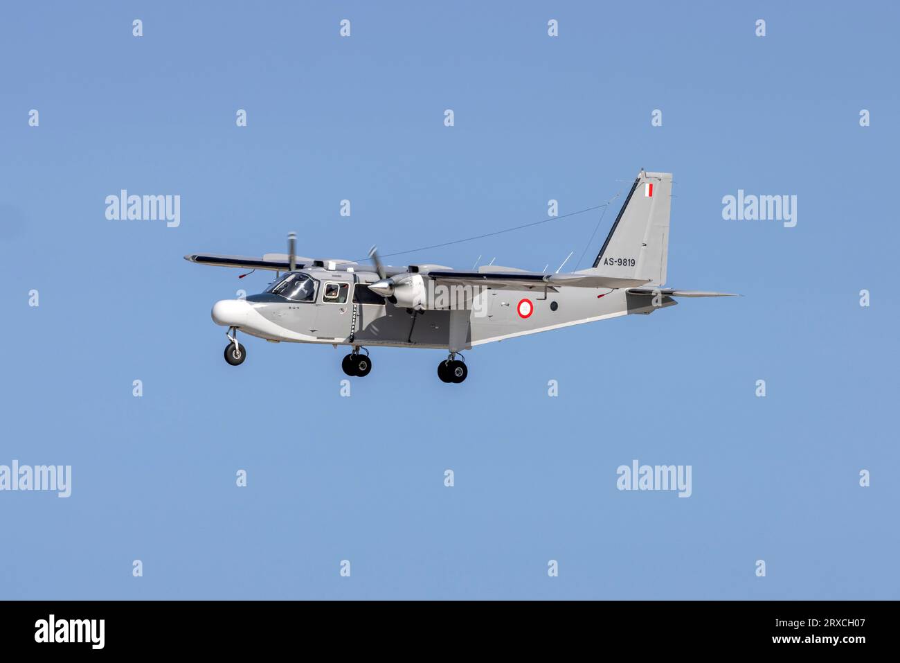 Die maltesischen Streitkräfte Pilatus Britten-Norman BN-2T Turbineninsellander (REG: AS9819) landen bei hellem Sonnenschein. Stockfoto