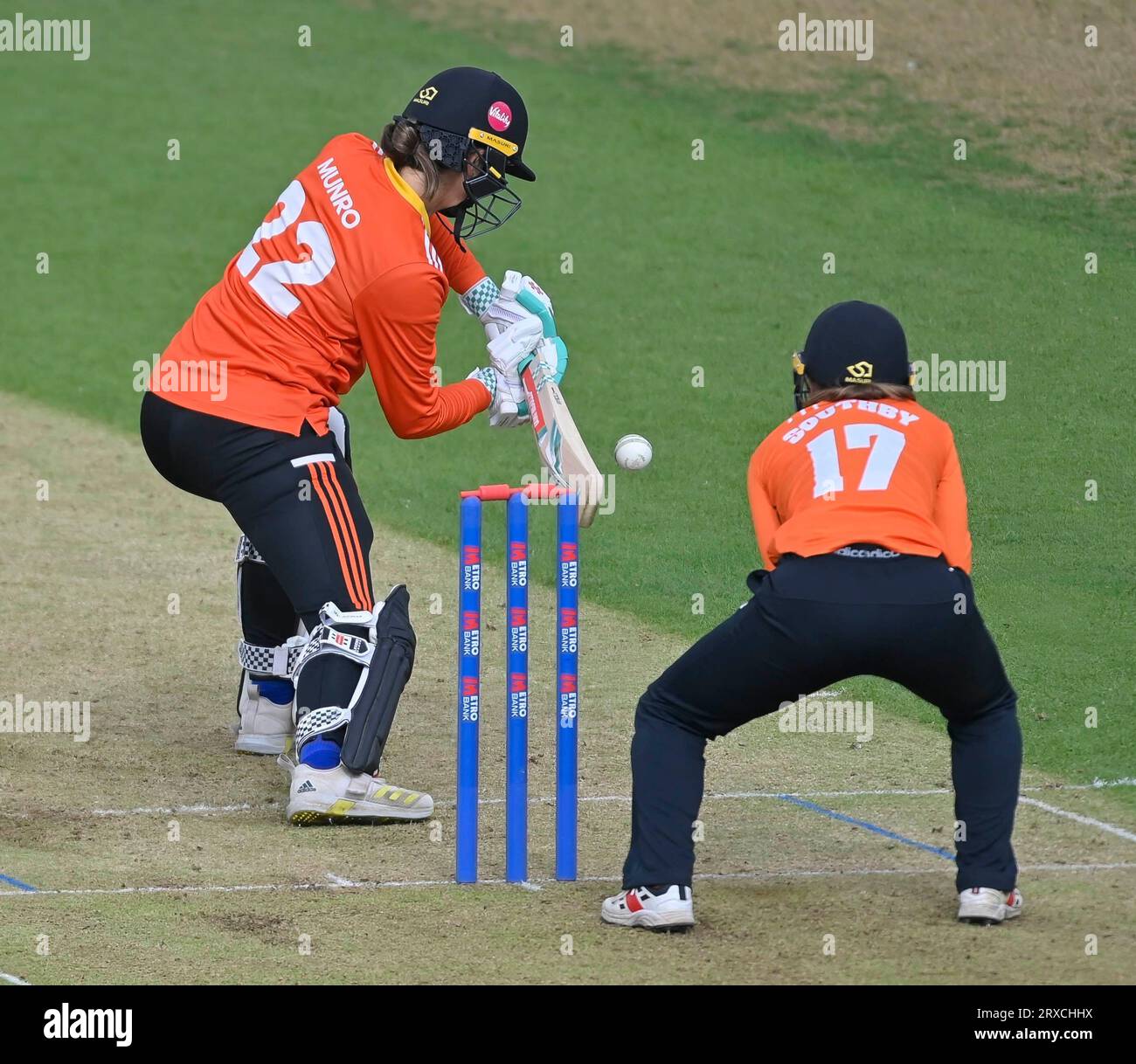 NORTHAMPTON, ENGLAND - 24. September -2023: SOPHIE MUNRO von Blaze Women bat während des Rachael Heyhoe Flint Trophy Final SOUTHERN VIPERS vs THE BLAZE at THE County Ground IN Northampton, England. Stockfoto