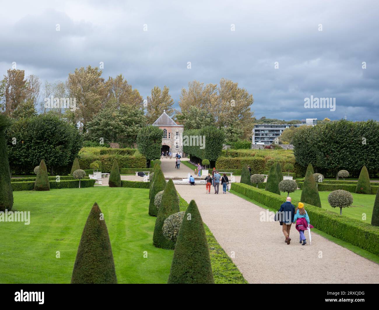 Besucher genießen das Gelände des Irish Museum of Modern Art im Royal Hospital Kilmainham in Dublin, Irland. Stockfoto