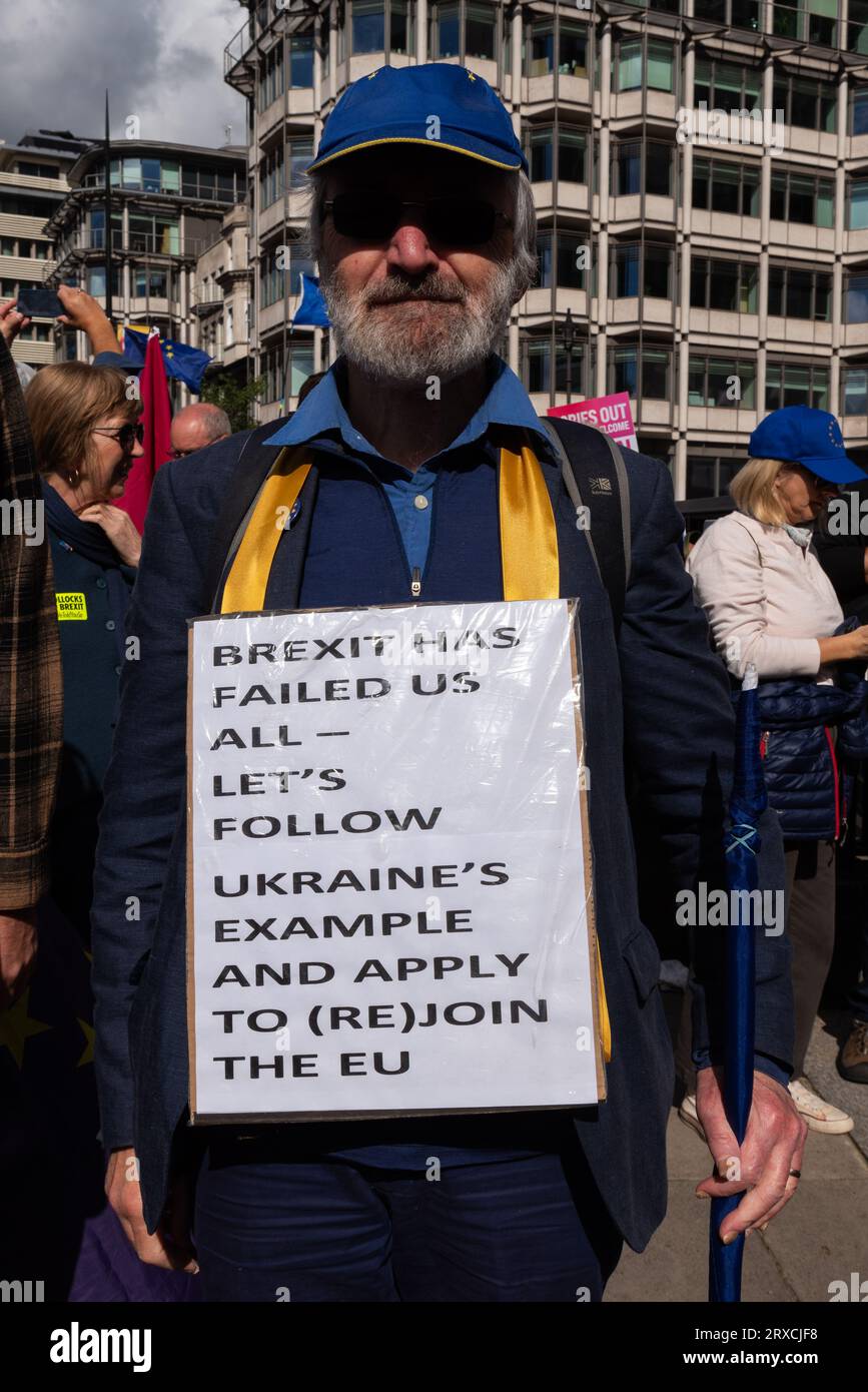 National kehrt am 2. März in London, Großbritannien, zurück. Protestkundgebung, die sich dafür einsetzt, dass das Vereinigte Königreich der Europäischen Union wieder Beitritt. Plakat: Folgen Sie dem Beispiel der Ukraine Stockfoto