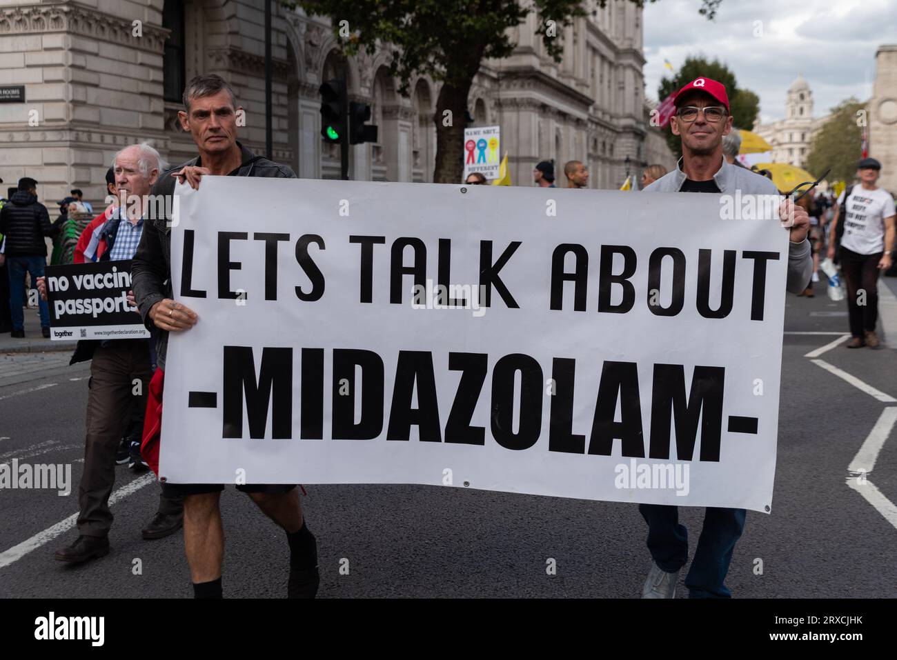 Freiheitskundgebung in London, die gegen die Kontrolle durch die Regierung protestiert. Lassen Sie uns über Midazolam-Banner sprechen, das sich auf Verwendungsbehauptungen während der COVID-Pandemie bezieht Stockfoto