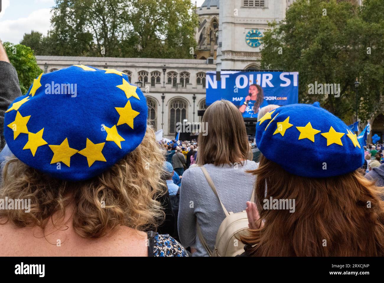 National kehrt am 2. März in London, Großbritannien, zurück. Protestkundgebung, die sich dafür einsetzt, dass das Vereinigte Königreich der Europäischen Union wieder Beitritt. Treffen auf dem Parlamentsplatz. EU-Baskenmützen Stockfoto