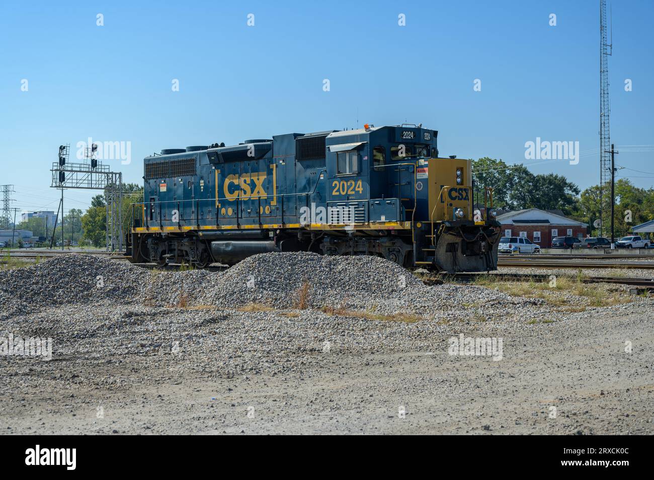 Der CSX GP38-3 (EMD)-Motor sitzt allein auf einem Anschlussgleis im CSX-Schaltplatz mit zusätzlichem Streckenballast vorn in Montgomery, Alabama, USA. Stockfoto