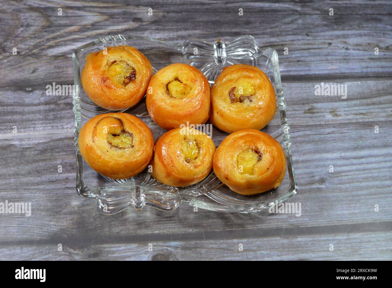 Mini Cinnamon Swirl Blätterrolle, gesüßt mit Honig und Rosinen und ...