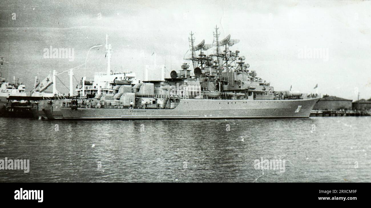Der sowjetische Zerstörer war Anfang der 80er Jahre irgendwo in Russland oder Estland in Schach Stockfoto