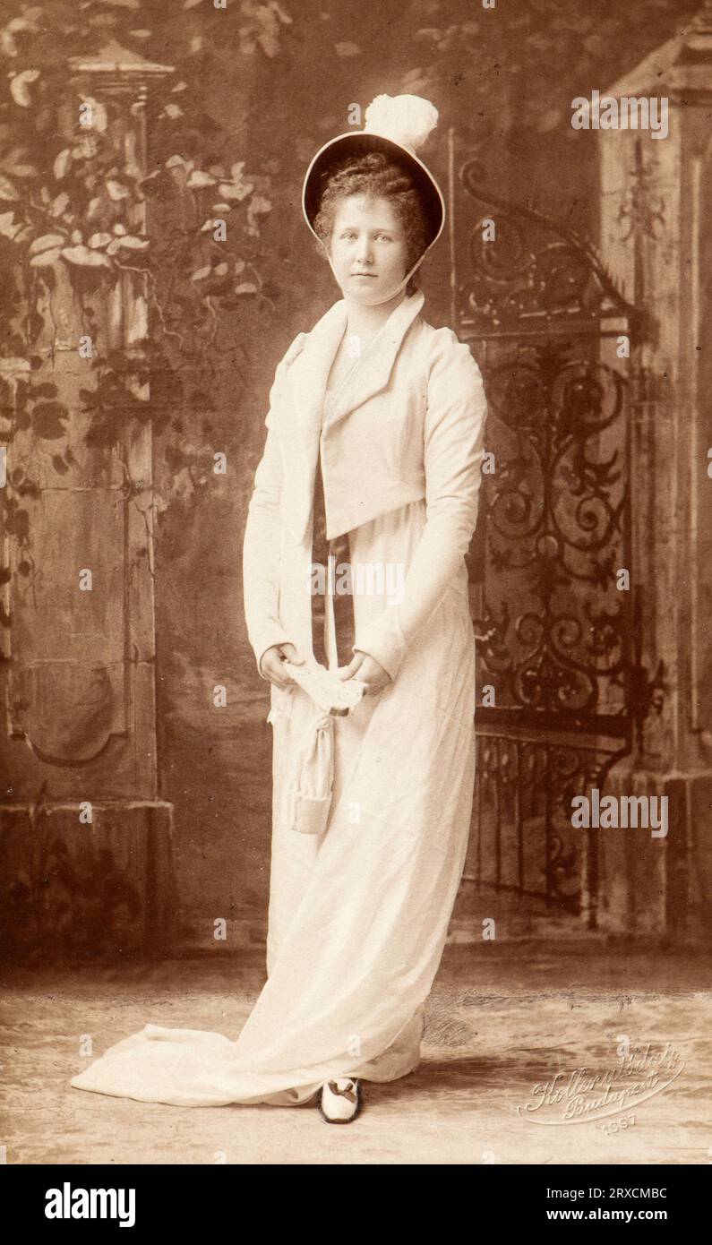 Kabinettporträt des ungarischen Fotografen Koller Karoly Tanar von einer edlen Ungarin während des Habsburgerreiches, aufgenommen 1898 in Budapest. Ihr Name war Hajnih Maria. Stockfoto