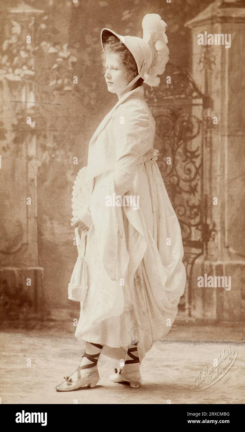 Kabinettporträt des ungarischen Fotografen Koller Karoly Tanar von einer edlen Ungarin während des Habsburgerreiches, aufgenommen 1898 in Budapest. Ihr Name war Hajnih Maria. Stockfoto