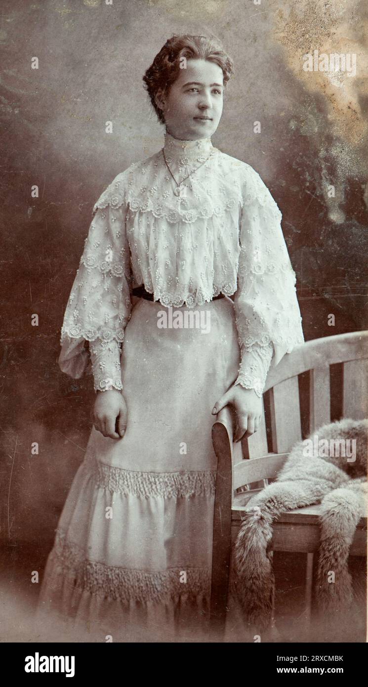 Kabinettporträt des ungarischen Fotografen Ödön Uher von einer edlen Ungarin während des Habsburgerreiches, aufgenommen 1898 in Budapest. Ihr Name war Vayda Joli (?). Stockfoto