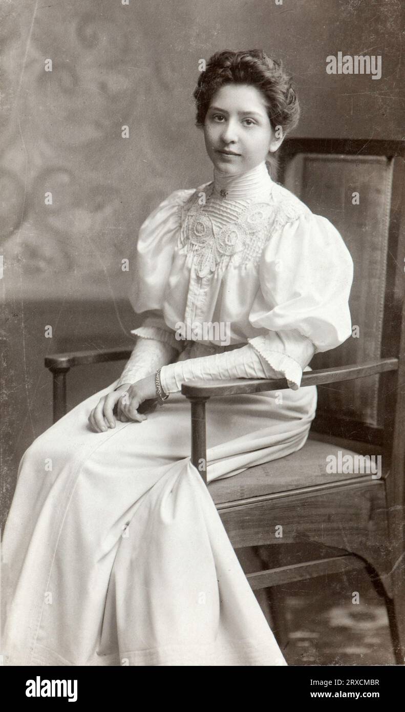 Kabinettporträt des ungarischen Fotografen Ödön Uher von einer edlen Ungarin während des Habsburgerreiches, aufgenommen 1898 in Budapest. Ihr Name war Hajnih Ilona. Stockfoto