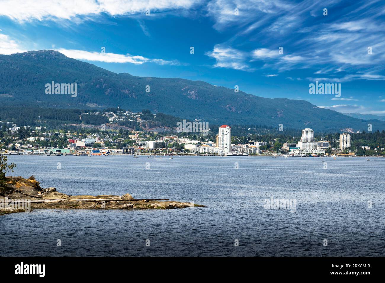 Skyline der Stadt Nanaimo mit Blick auf die Inselberge entlang der Westküste in British Columbia, Kanada. Stockfoto