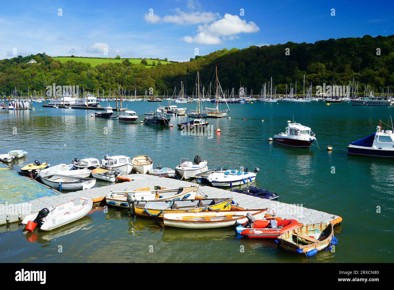 Dartmouth, Großbritannien - 14. September 2023: Ausflugsboote im Hafen von Dartmouth Stockfoto