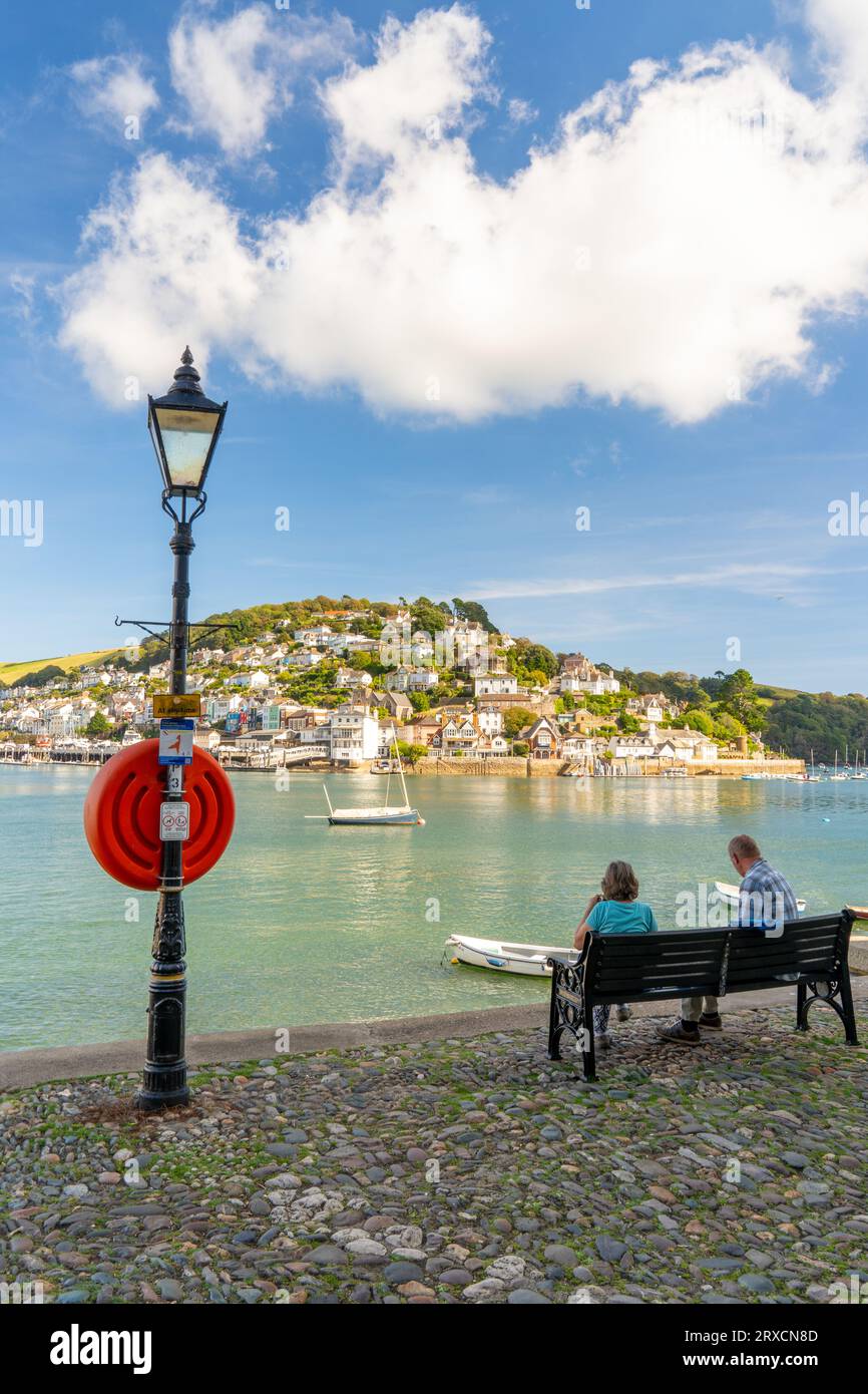 Dartmouth, Großbritannien - 14. September 2023: Der Blick von der Bayard Cove in Dartmouth, über den Fluss Dart, mit Kingswear im Hintergrund Stockfoto