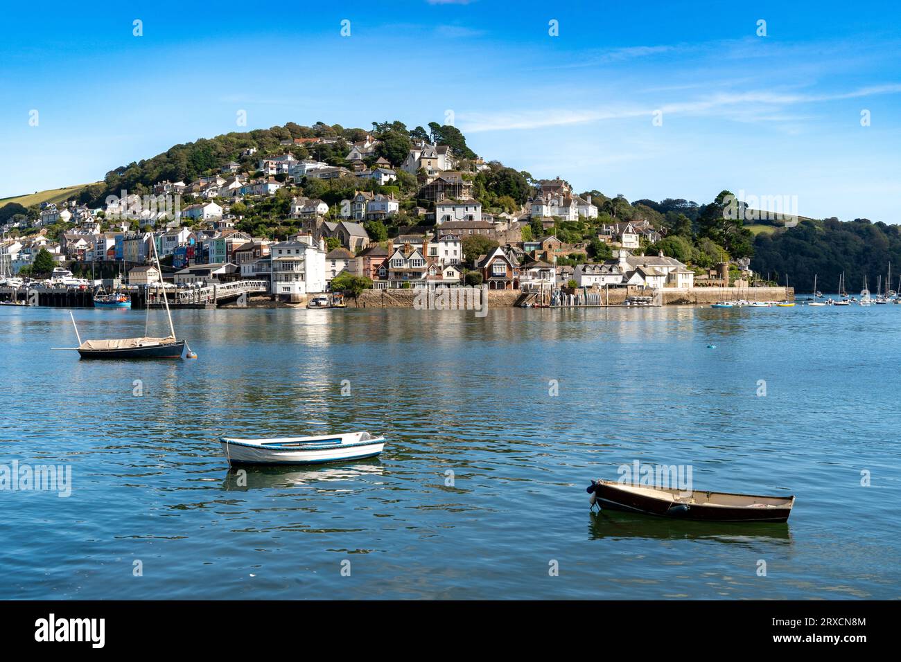 Kingswear, Großbritannien - 14. September 2023: Kingswear Town, von der anderen Seite des Flusses Dart aus gesehen Stockfoto