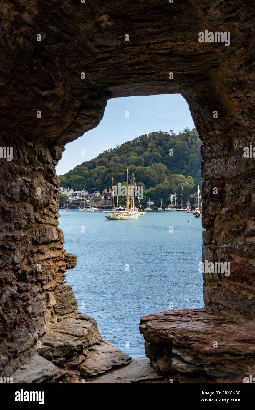 Segelboote wie von Bayards Cove Fort in Dartmouth aus gesehen. Diese Festung Tudor wurde zwischen 1522 und 1536 zum Schutz des Stadthafens erbaut Stockfoto