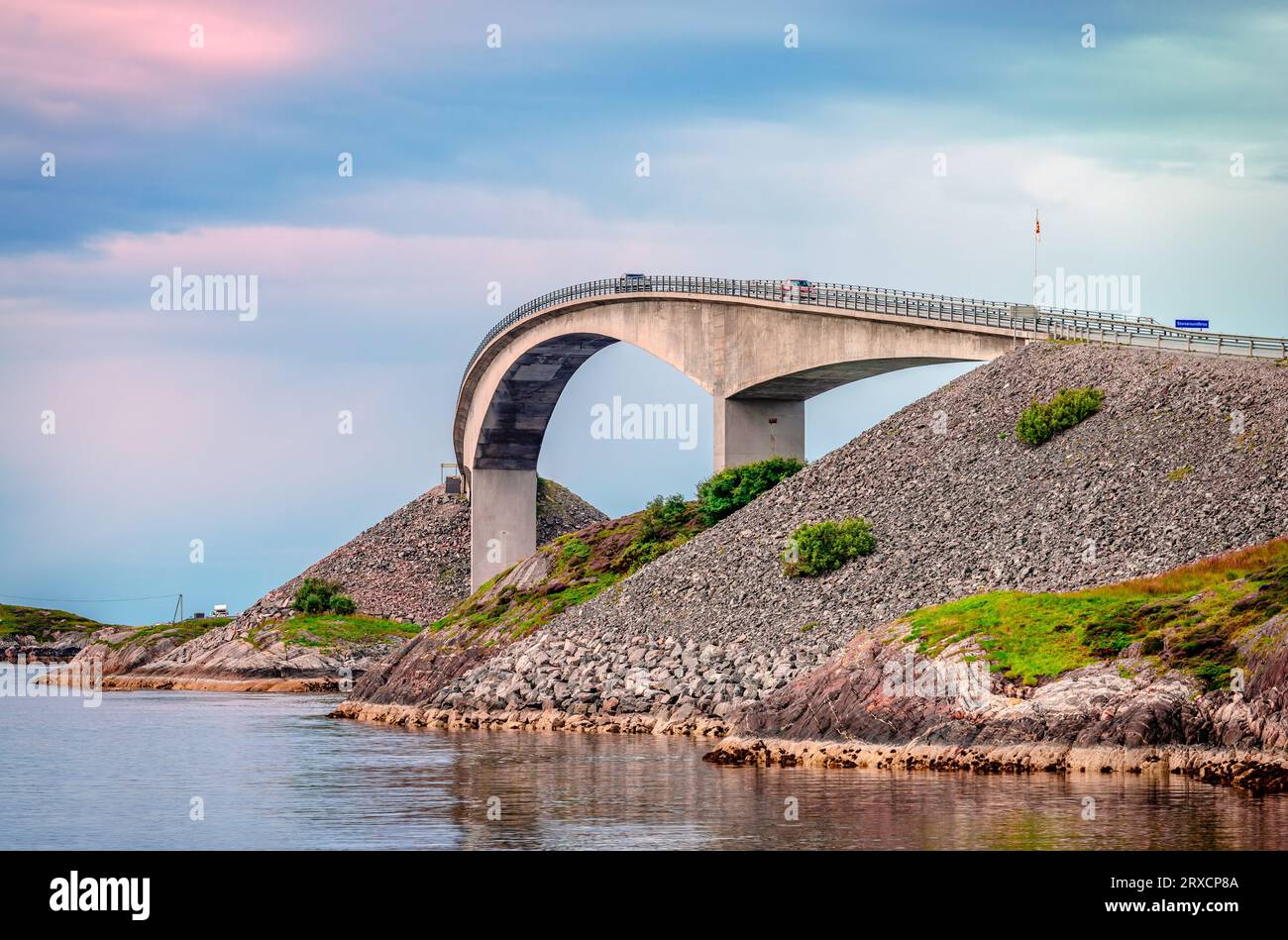 Die legendäre Storseisundet-Brücke, die längste der acht Brücken, die die Atlantikstraße in Westnorwegen bilden Stockfoto