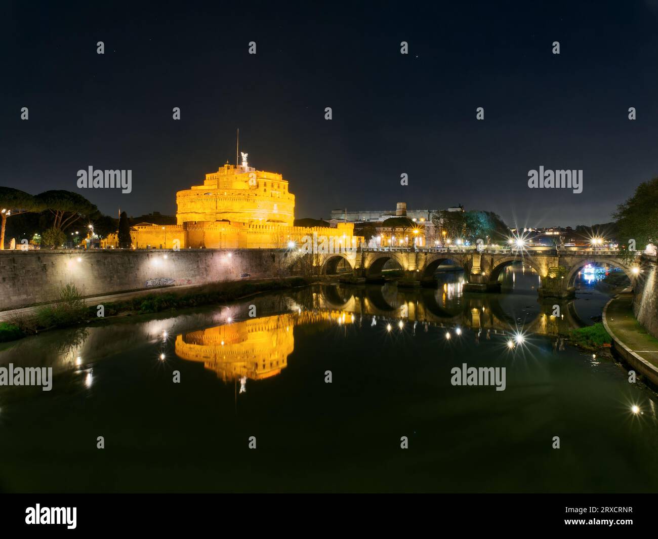 Schloss Sant Angelo und Brücke bei Nacht, Rom, Italien Stockfoto