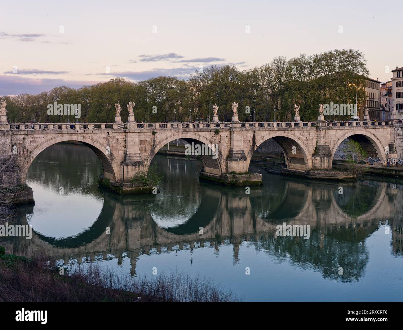 Sant'Angelo Bridgereflecting in Tiber, Rom, Italien Stockfoto