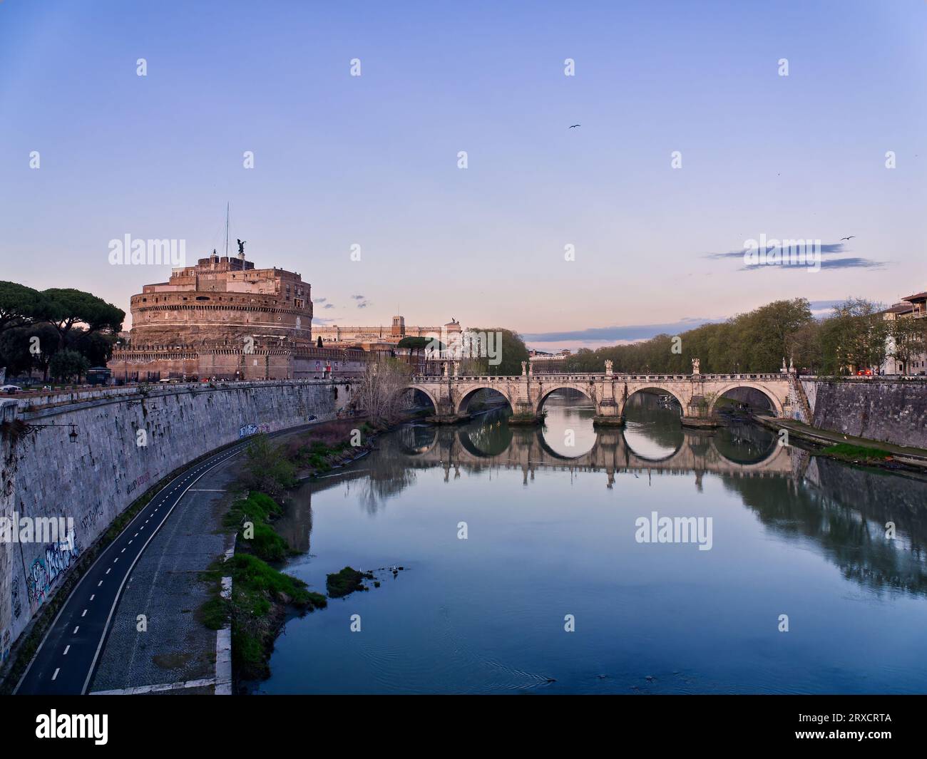 Schloss Sant Angelo und Brücke bei Sonnenuntergang, Rom, Italien Stockfoto