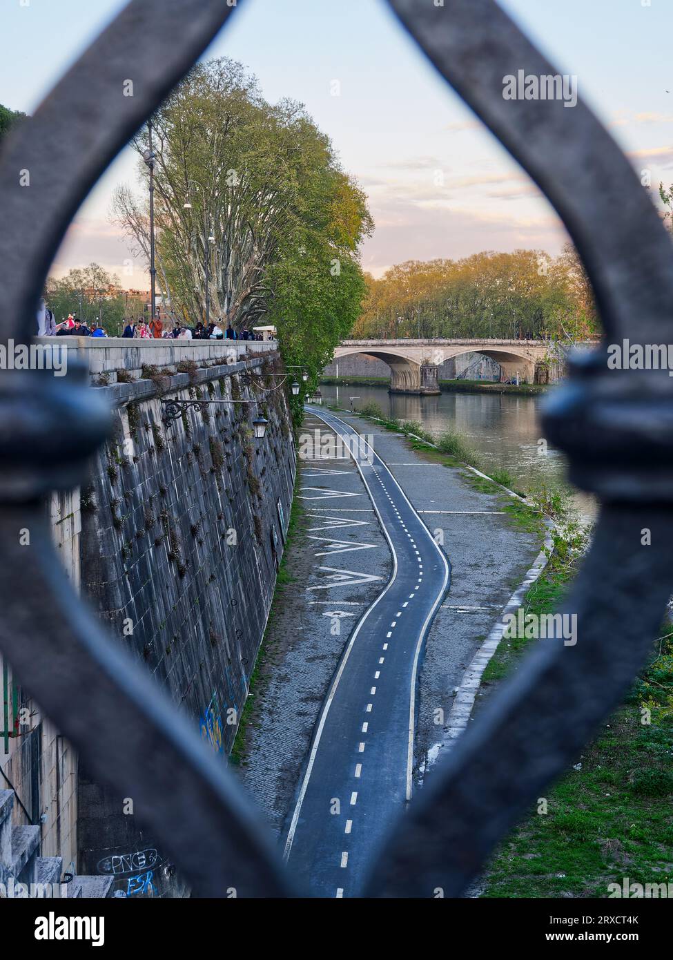 Tiber Flussdurchfahrt selektiver Fokus. Rom, Italien Stockfoto