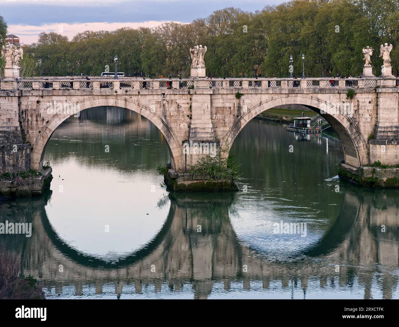 Sant Angelo Brücke reflektiert in Tiber, Rom, Italien Stockfoto