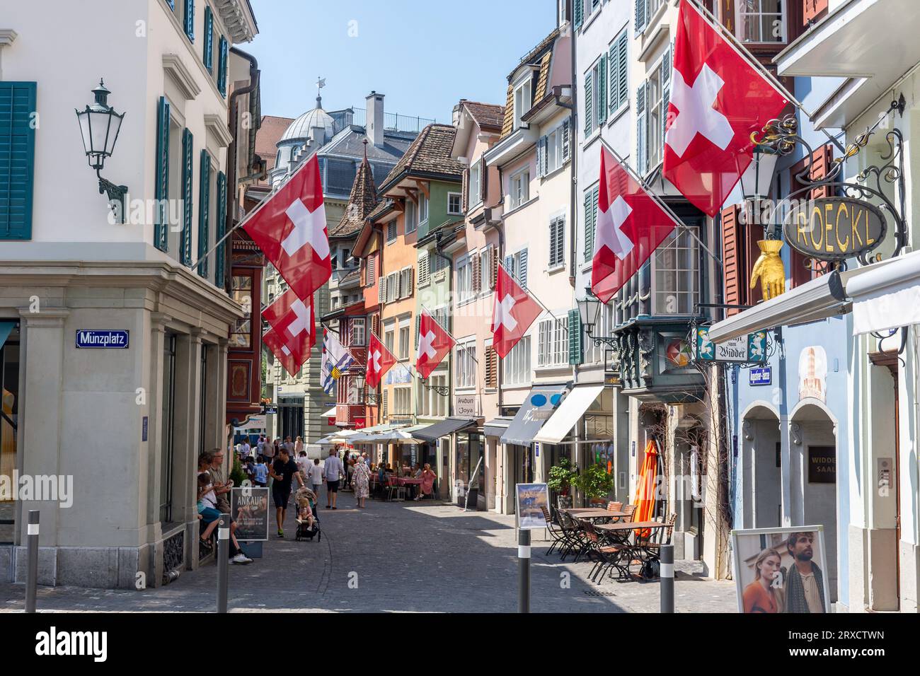 Fußgängerzone mit Schweizer Flaggen, Augustinergasse, Stadt Zürich, Zürich, Schweiz Stockfoto