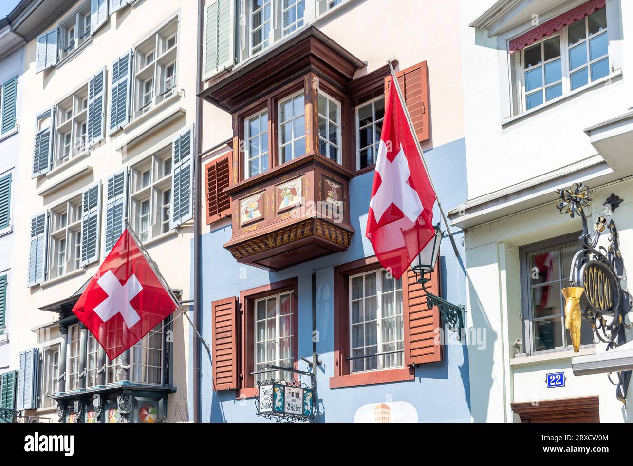 Balkonfassaden mit Schweizer Flagge, Augustinergasse, Stadt Zürich, Zürich, Schweiz Stockfoto
