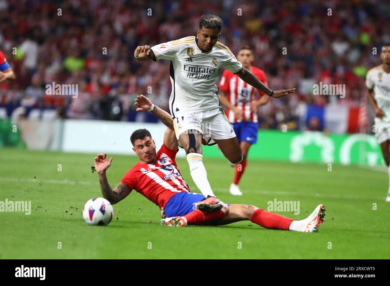 Madrid, Spanien. September 2023. Real Madrids Rodrygo wird am 24. September 2023 von Atletico José Giménez während des La Liga EA Sports Match Day 6 zwischen Atletico de Madrid und Real Madrid im Civitas Metropolitano Stadium in Madrid, Spanien, befallen. Quelle: Edward F. Peters/Alamy Live News Stockfoto