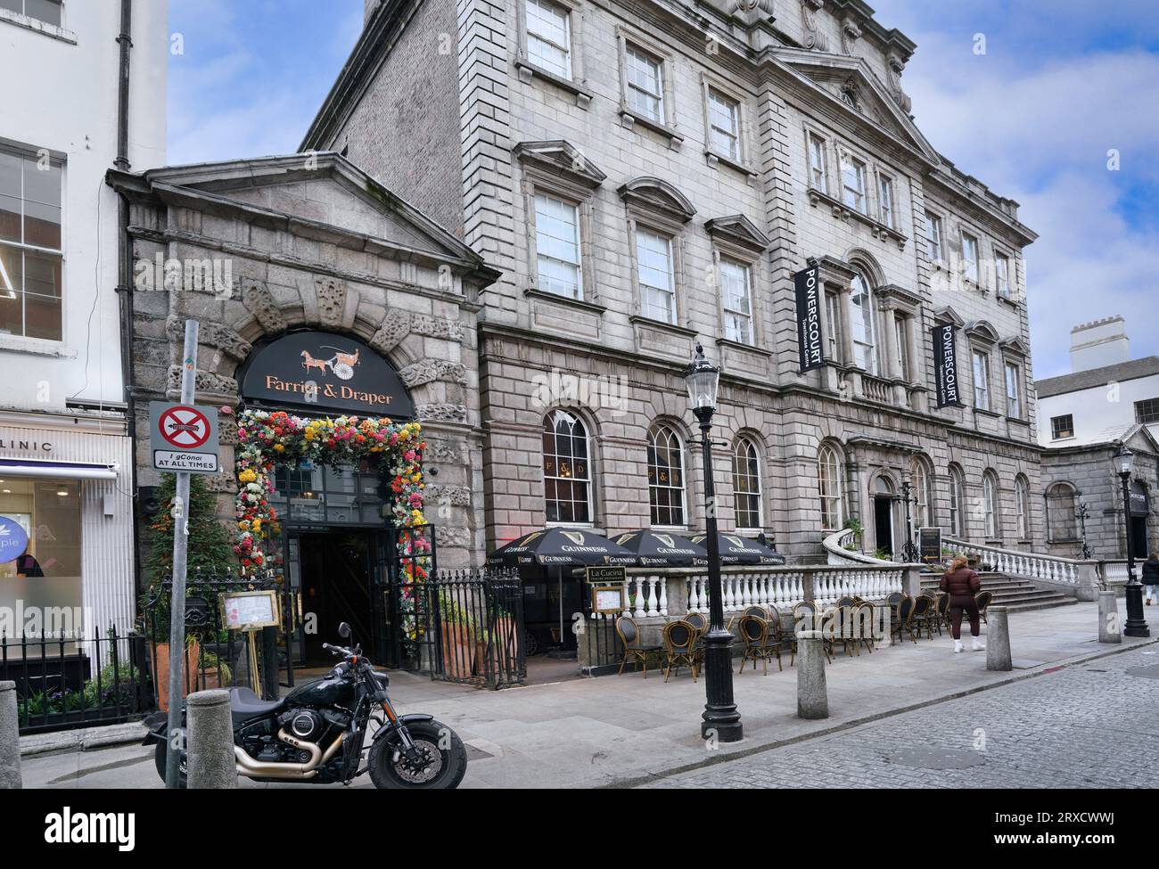 Dublins Adelshaus aus den 1700er Jahren, das in Geschäfte und Restaurants umgewandelt wurde Stockfoto