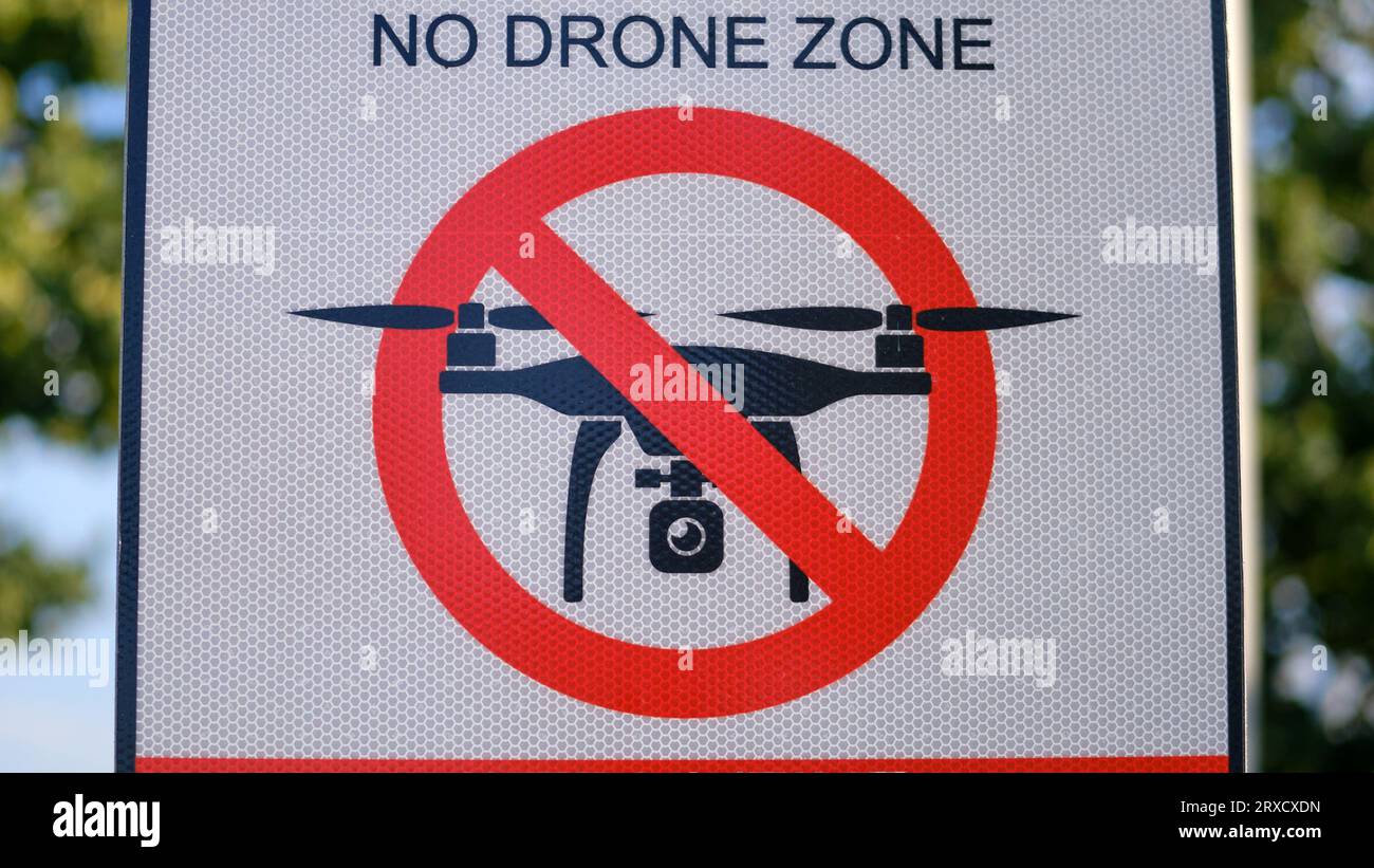 Kein Drohnenzonenzeichen. Warnung vor Quadcopter und Kamera - Moskau, Russland, 30. August 2023 Stockfoto