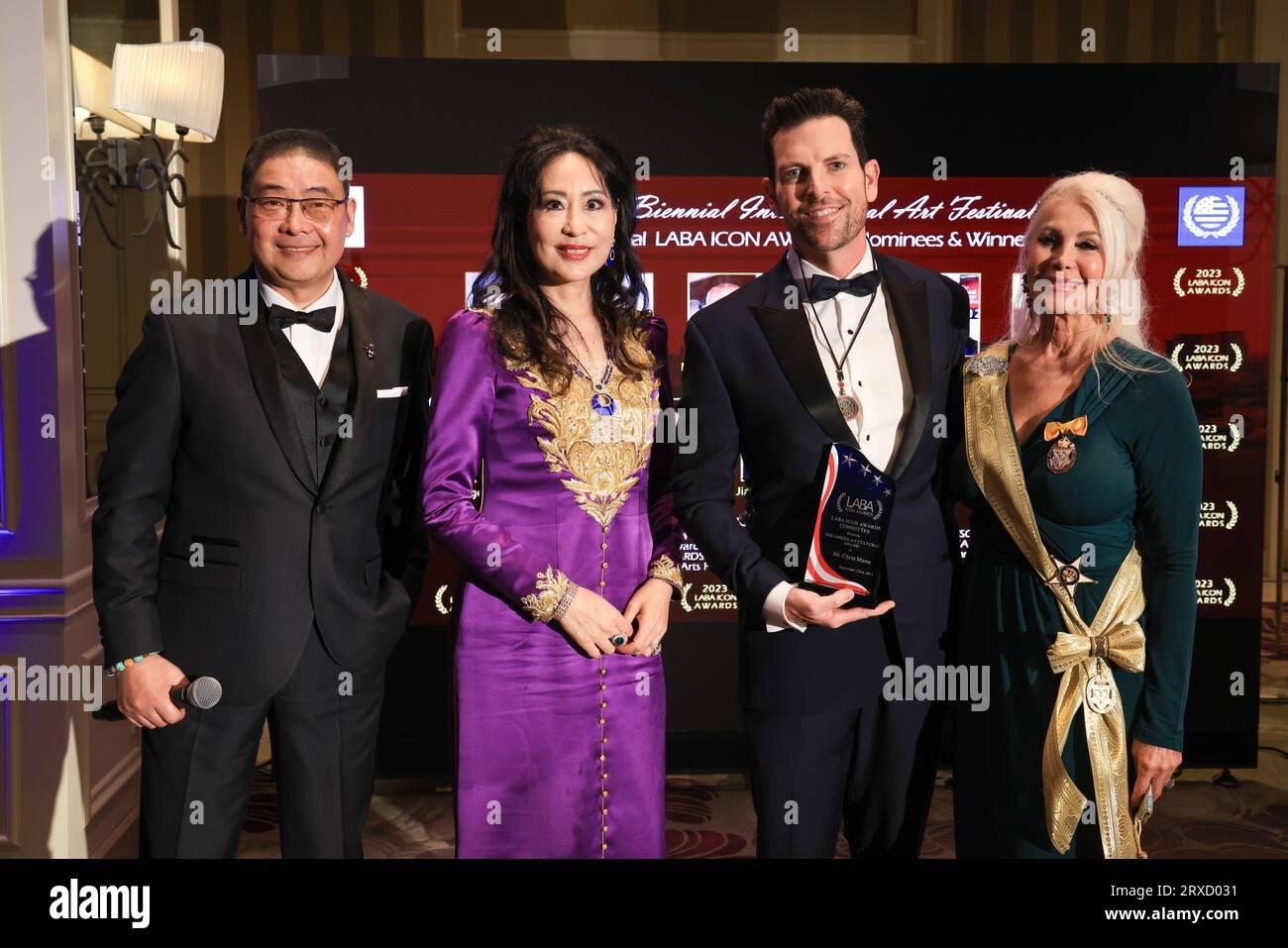 Los Angeles, Kalifornien, USA. September 2023. Fernsehmoderator Joey Zhou, Gründer der Los Angeles Beverly Arts (LABA), Zehra Sun, Chris Mann mit seinem Preis und Prinzessin Karen Cantrell, die an den 3. Jährlichen LABA Icon Awards im Four Seasons Los Angeles in Beverly Hills in Los Angeles, Kalifornien, teilnahm. Verdienst: Sheri Determan Stockfoto