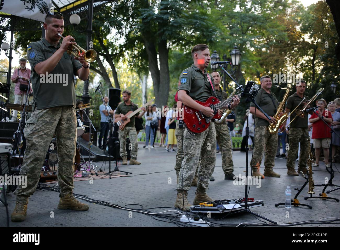 Odessa, Ukraine. September 2023. Musiker des Militärorchesters der 93. Mechanisierten Brigade „Kholodny Yar“ treten für das Publikum im Stadtgarten auf. Das Konzert des Militärorchesters der 93. Mechanisierten Brigade „Kholodny Yar“ fand im Stadtgarten statt. Zweck dieser Veranstaltung ist es, Mittel für die Bedürfnisse der Streitkräfte der Ukraine zu sammeln. (Foto: Viacheslav Onyshchenko/SOPA Images/SIPA USA) Credit: SIPA USA/Alamy Live News Stockfoto