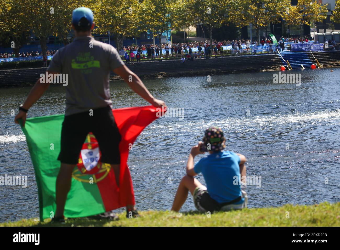 Pontevedra, Spanien, 24. September 2023: Portugiesische Fans sehen das Schwimmturnier während der Frauen-U23-Triathlon-Weltmeisterschaft 2023 am 24. September 2023 in Pontevedra, Spanien, an. Quelle: Alberto Brevers / Alamy Live News. Stockfoto