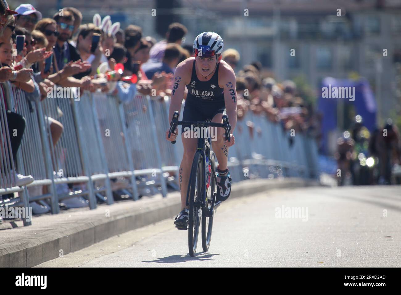 Pontevedra, Spanien, 24. September 2023: Die britische Triathletin Jessica Fullagar führt den Radsport bei den Frauen-U23-Triathlon-Weltmeisterschaften 2023 am 24. September 2023 in Pontevedra an. Quelle: Alberto Brevers / Alamy Live News. Stockfoto