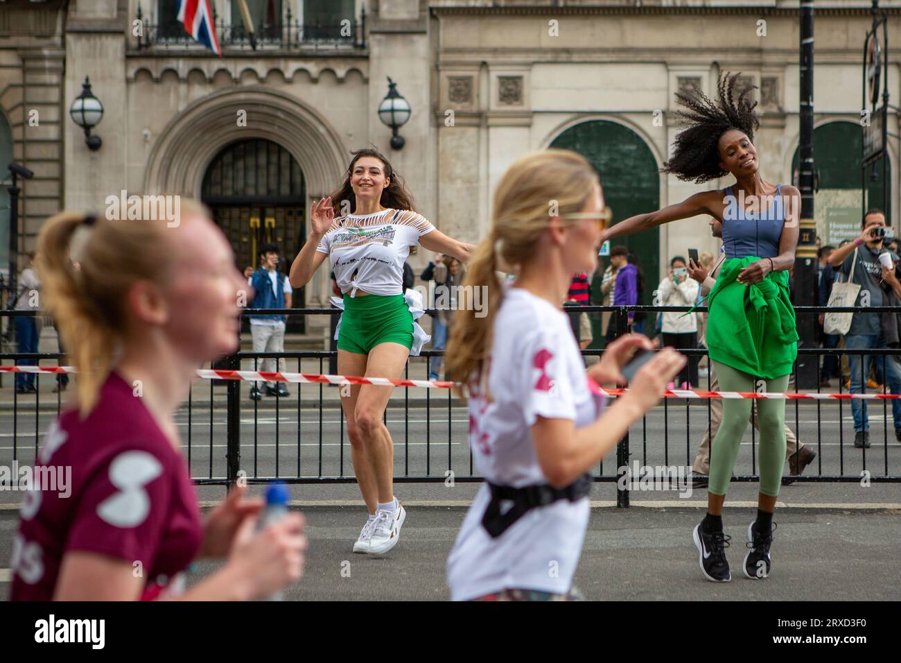 London, Großbritannien. September 2023. Tänzer der London School of Samba tanzen während des Vitality 10k-Rennens in London. Quelle: SOPA Images Limited/Alamy Live News Stockfoto