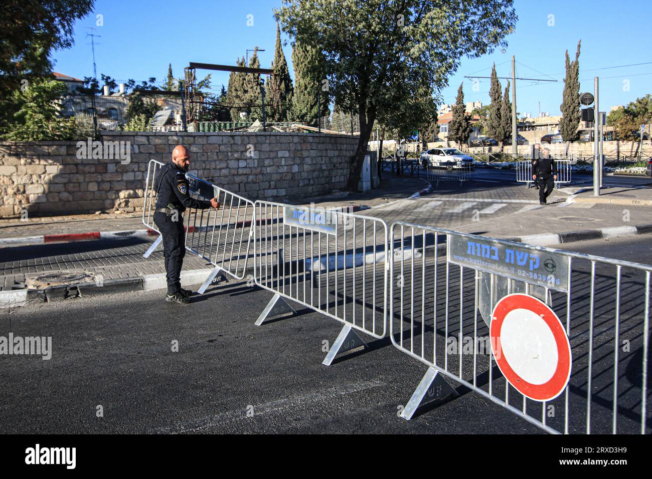 Jerusalem, Israel. September 2023. Israelische Streitkräfte richteten Barrikaden auf Hauptstraßen ein, die aufgrund des Feiertags von „Jom Kippur“ in Jerusalem zu Verkehrsstaus führten. (Foto: Saeed Qaq/SOPA Images/SIPA USA) Credit: SIPA USA/Alamy Live News Stockfoto