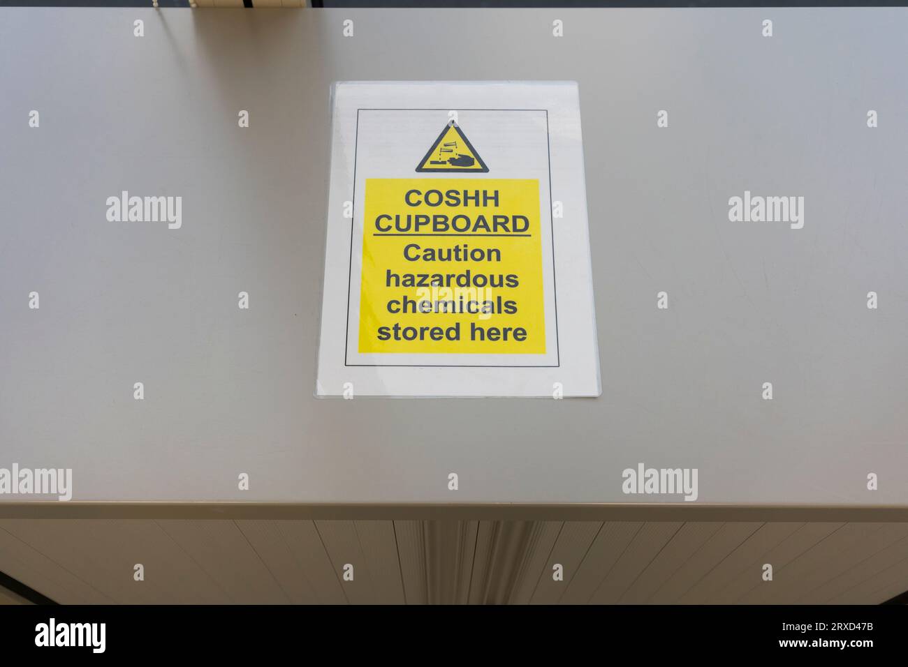 Ein Warnhinweis für einen COSHH-Schrank in einem britischen Büro (Control of Substances Hazardous to Health) - für gefährliche Chemikalien und Substanzen am Arbeitsplatz Stockfoto