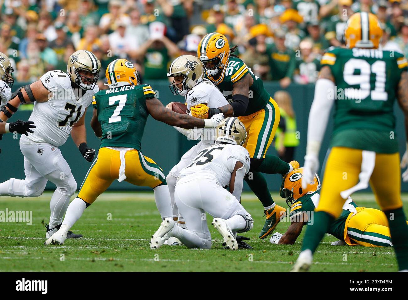 Green Bay, Wisconsin, USA. September 2023. Green Bay Packers Linebacker Rashan Gary (52) sackt und verletzt New Orleans Saints Quarterback Derek Carr (4) während des NFL-Fußballspiels zwischen den New Orleans Saints und den Green Bay Packers im Lambeau Field in Green Bay, Wisconsin. Darren Lee/CSM (Bild: © Darren Lee/Cal Sport Media). Quelle: csm/Alamy Live News Stockfoto