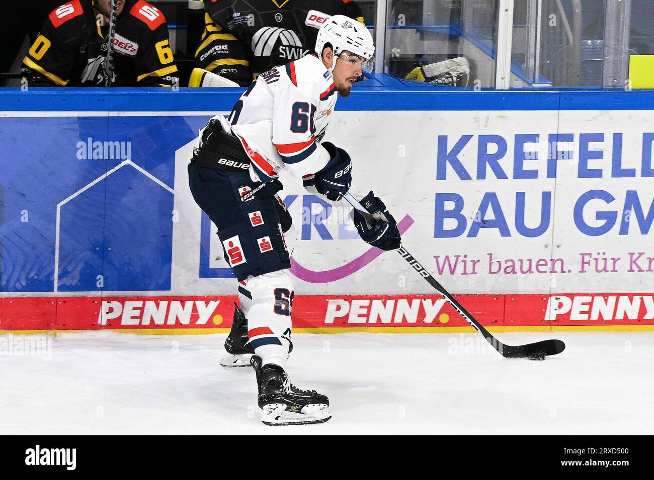 Eishockey DEL2 - 4. Spieltag: Krefeld Pinguine vs EC Kassel Huskies am 24.09.2023 in der Yayla Arena in Krefeld Kassels Darren Mieszkowski (Nr.66) Foto: Osnapix Stockfoto