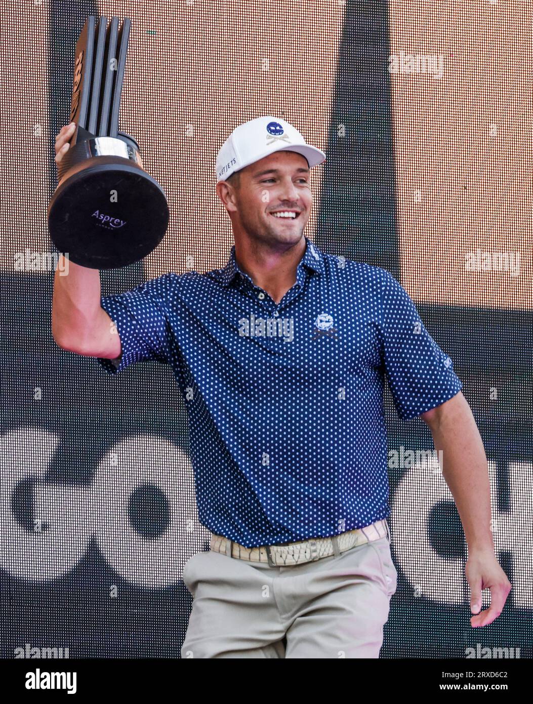 Sugar Grove, Usa. September 2023. Bryson DeChambeau aus den USA feiert, nachdem er am Sonntag, den 24. September 2023, das LIV Golf League Turnier 2023 auf Rich Harvest Farms in Sugar Grove, Illinois, gewonnen hat. Foto von Tannen Maury/UPI Credit: UPI/Alamy Live News Stockfoto